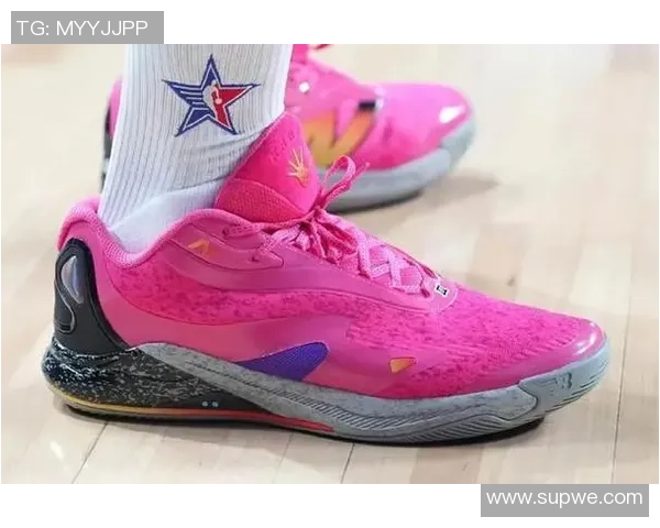 足球球星粉色鞋款亮相 穿搭潮流与运动性能的完美结合